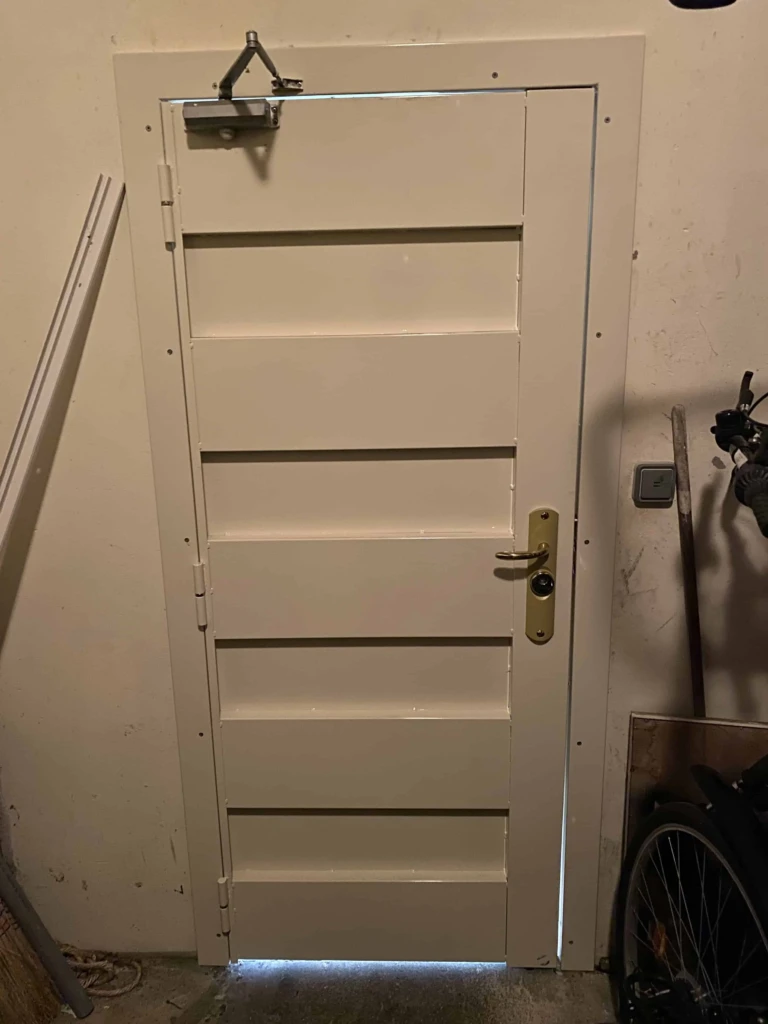 Porte blindée à panneaux après changement dans le 7e arrondissement de Paris