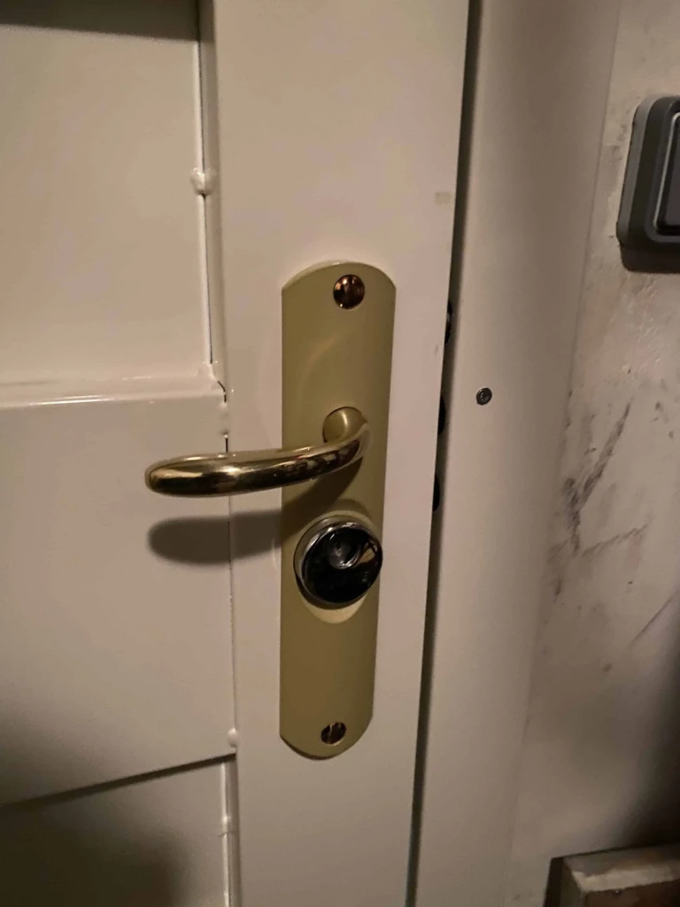 Porte blindée beige après changement à Paris