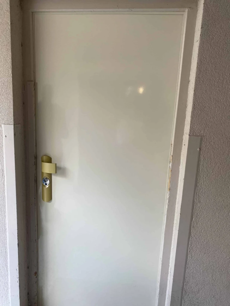 Porte blindée grise après changement à Paris