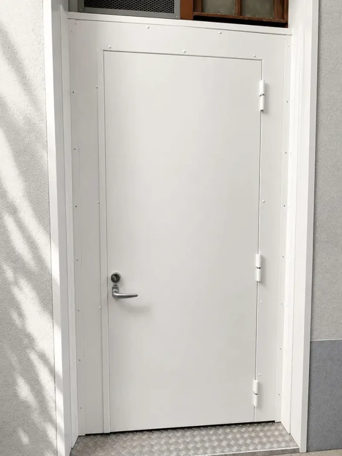 Remplacement d’une porte de service PVC 1 changement porte pvc paris