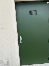 Porte de cave en acier verte après installation à Paris