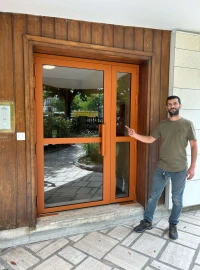 Serrurier de La Serrure du Monde devant une porte d’immeuble blindée installée à Paris