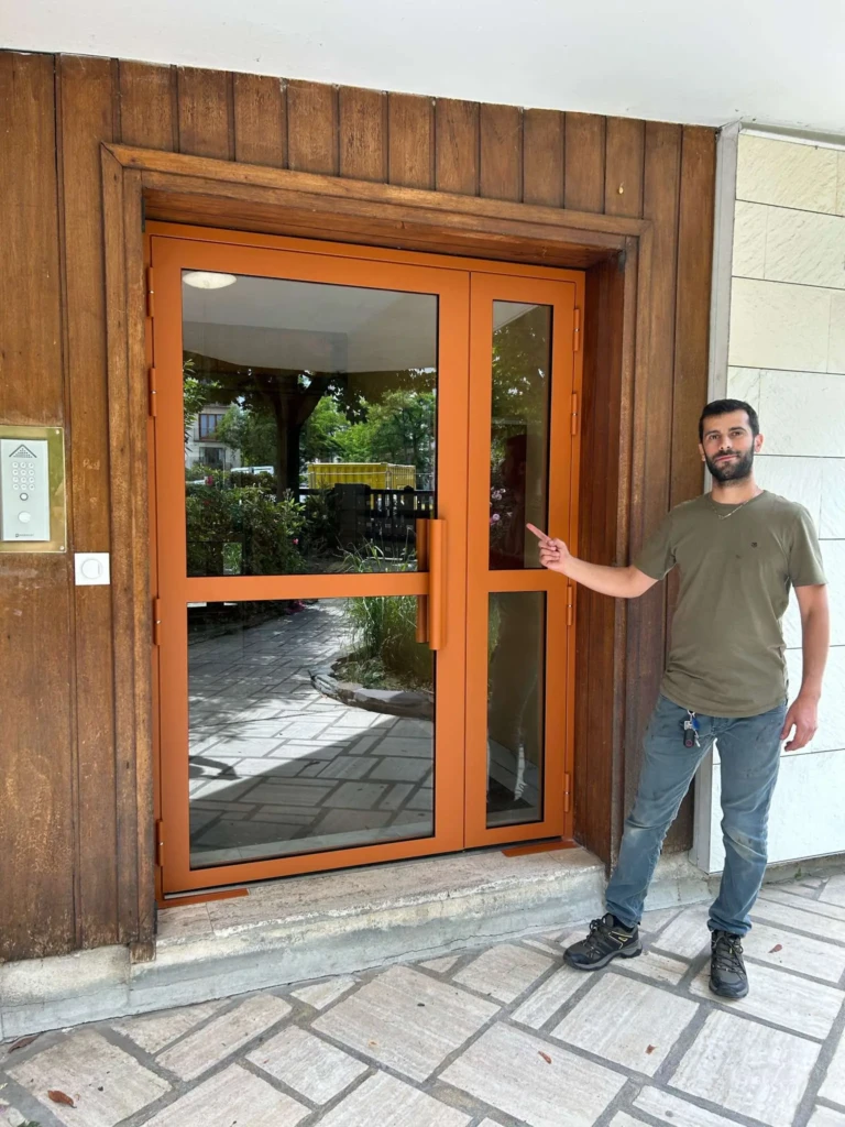 Serrurier de La Serrure du Monde devant une porte d’immeuble blindée installée à Paris