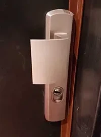 Poignée blindée avec cache-cylindre posée sur une porte blindée