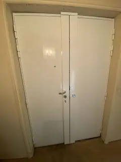 Double porte blindée beige dans un appartement du 7e arrondissement de Paris