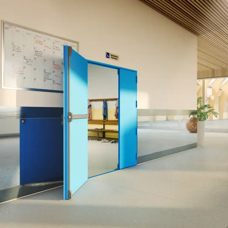 Double porte anti-panique Barhein bleue de Picard Serrures dans un hall