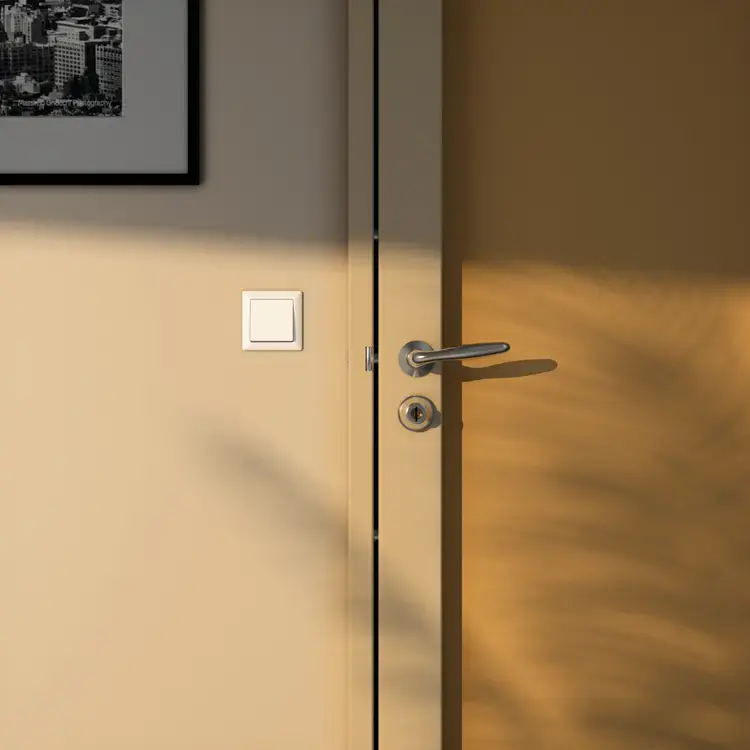 Serrure multipoints Serenis 700 étroite de Picard Serrures montée sur une porte