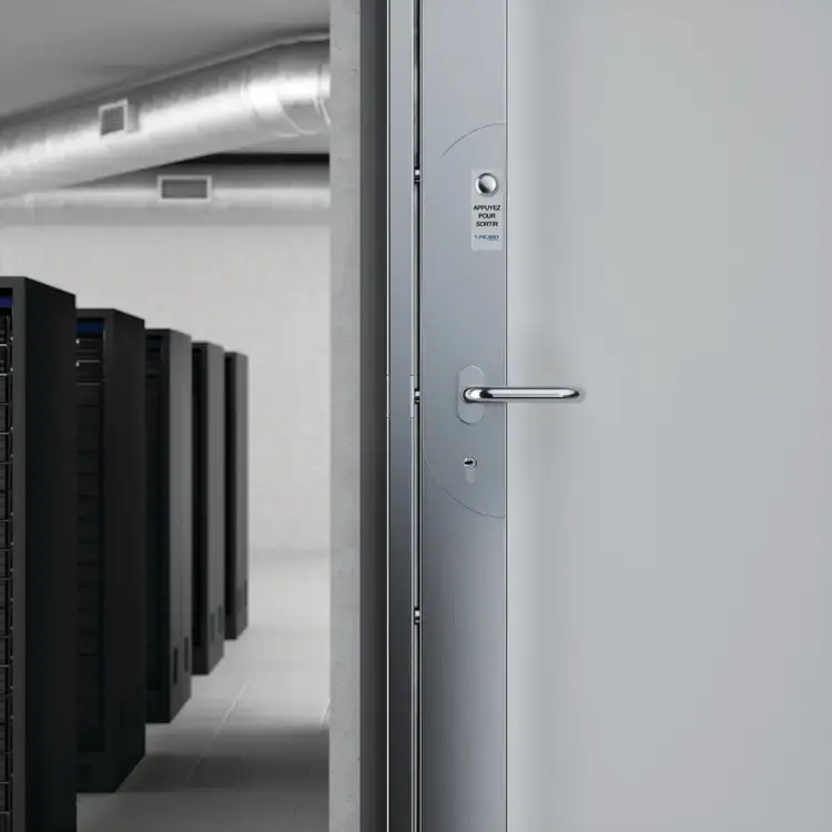 Serrure électronique Telcom 4 de Picard Serrures sur une porte de hall d’immeuble
